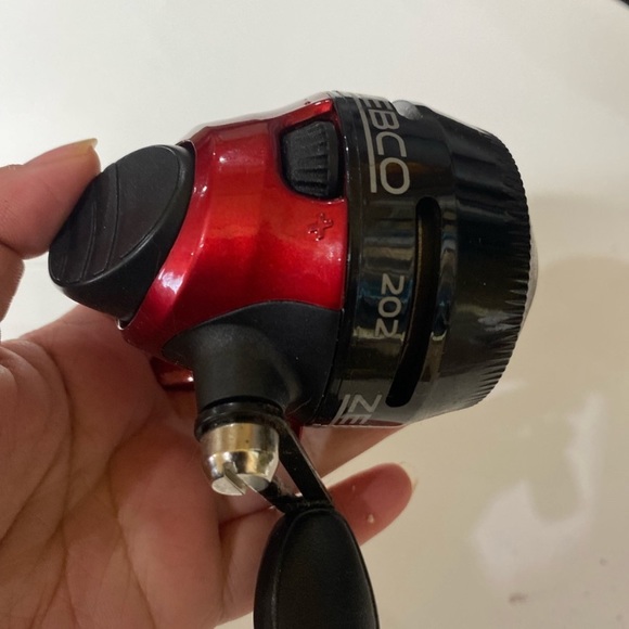 Zebco 202KR-GWE4 Red/Black Slingshot Spincasting Fishing Reel VGC new - Picture 3 of 4